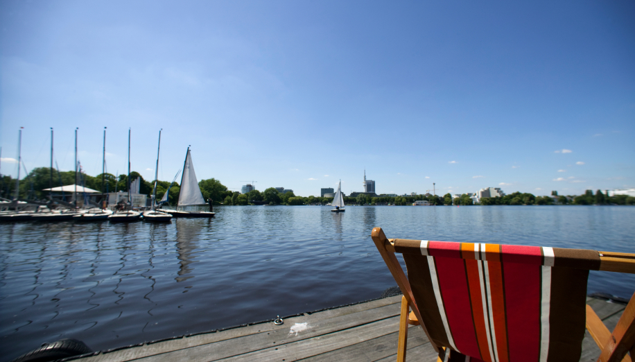 Ein Liegestuhl an der Alster lädt zum Entspannen ein