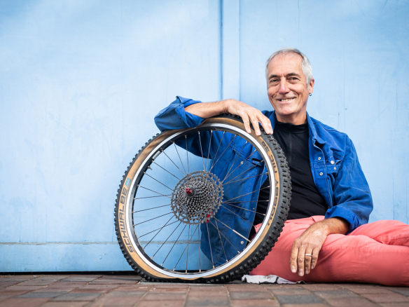 Kursleiter Pitt Schmidt zeigt, wie man selber das Fahrrad reparieren kann